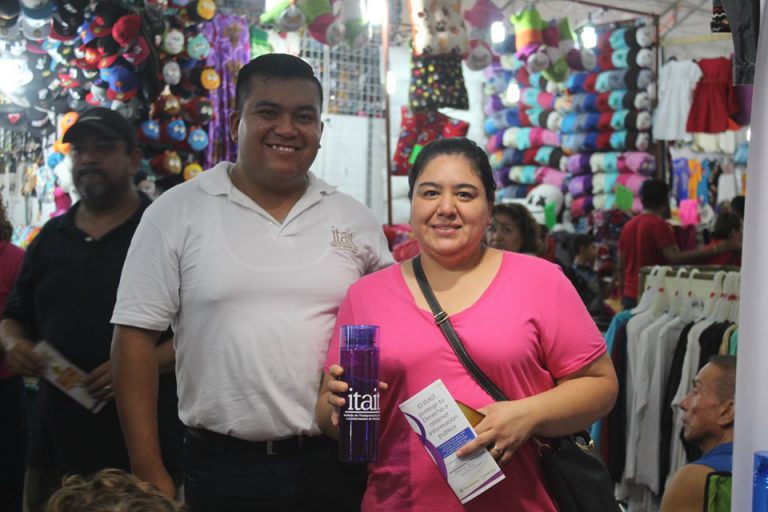 Entrega de obsequios y material de difusión en la Feria Tamaulipas
